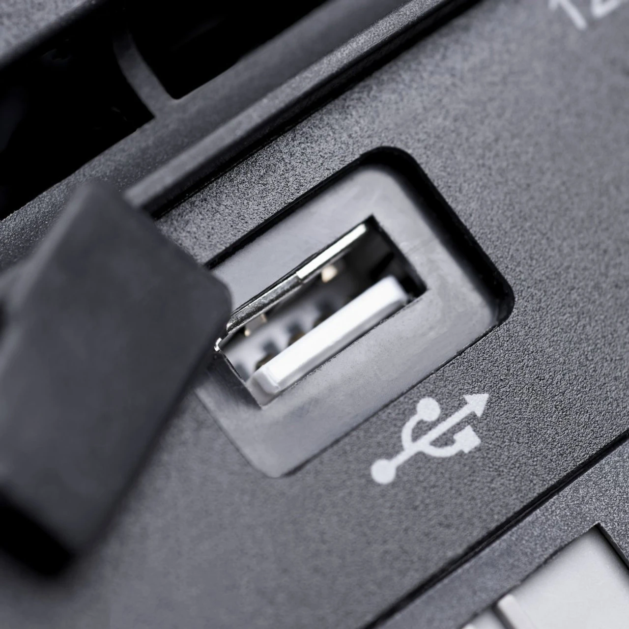 Dometic Waeco CoolFreeze CFX 28 Portable Compressor Fridge Freezer Cool Box 8 Dometic Waeco CoolFreeze CFX 28 Portable Compressor Fridge Freezer Cool Box - Image 8