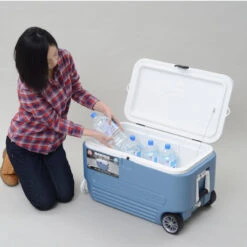 Igloo MaxCold 60 Roller Cool Box Wheeled Ice Chest -Camping Equipment Store maxcold 60 quart open filling 23805.1425296394