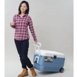 Igloo MaxCold 60 Roller Cool Box Wheeled Ice Chest -Camping Equipment Store maxcold 60 quart tow handle 52756.1425296397