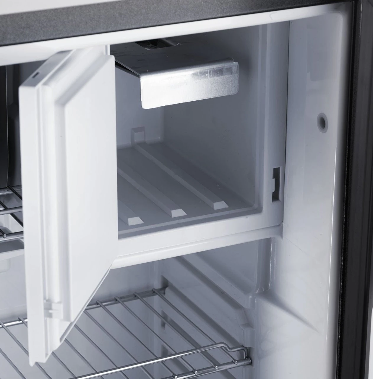 Dometic RM5330 230v 12v LPG Gas Caravan Fridge 4 Dometic RM5330 230v 12v LPG Gas Caravan Fridge - Image 4